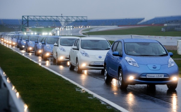Nissan-LEAF-parade-at-Silverstone